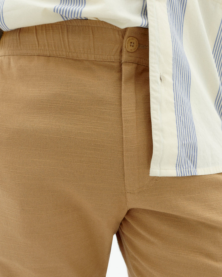 Pantalón camel Travel light sostenible-3