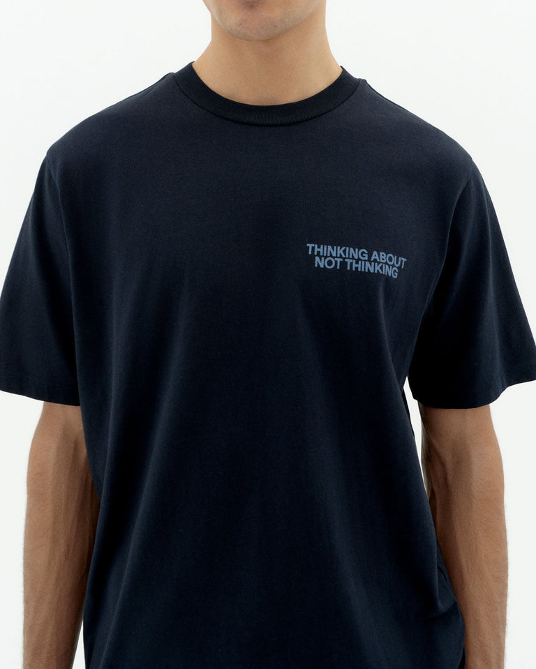 Camiseta navy not thinking Zach sostenible-3