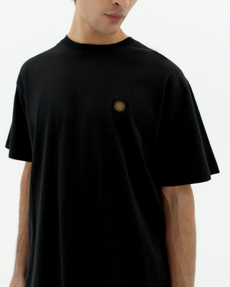 Camiseta negra sol type crudo Aaron sostenible-3