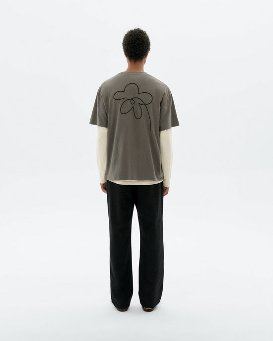 Camiseta gris bordada a mano flower Aaron sostenible - 4
