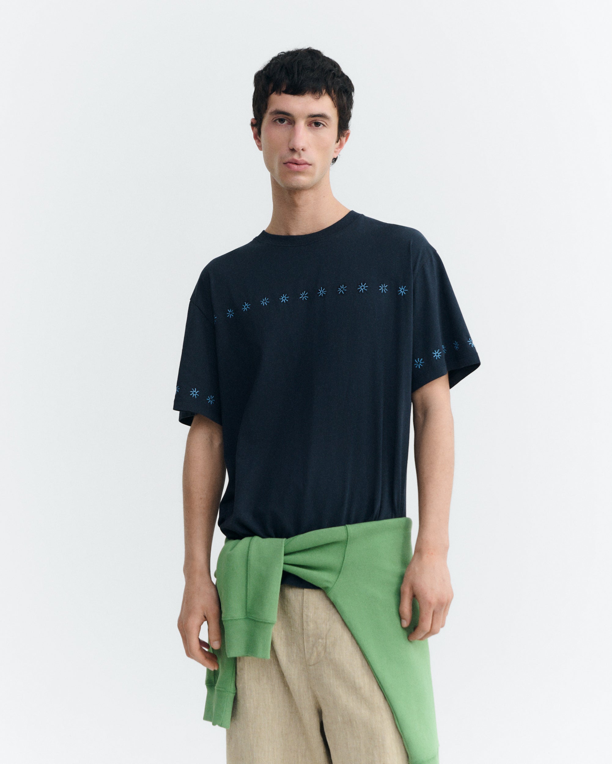 アーロン刺繍入りネイビーTシャツ – THINKING MU APAC