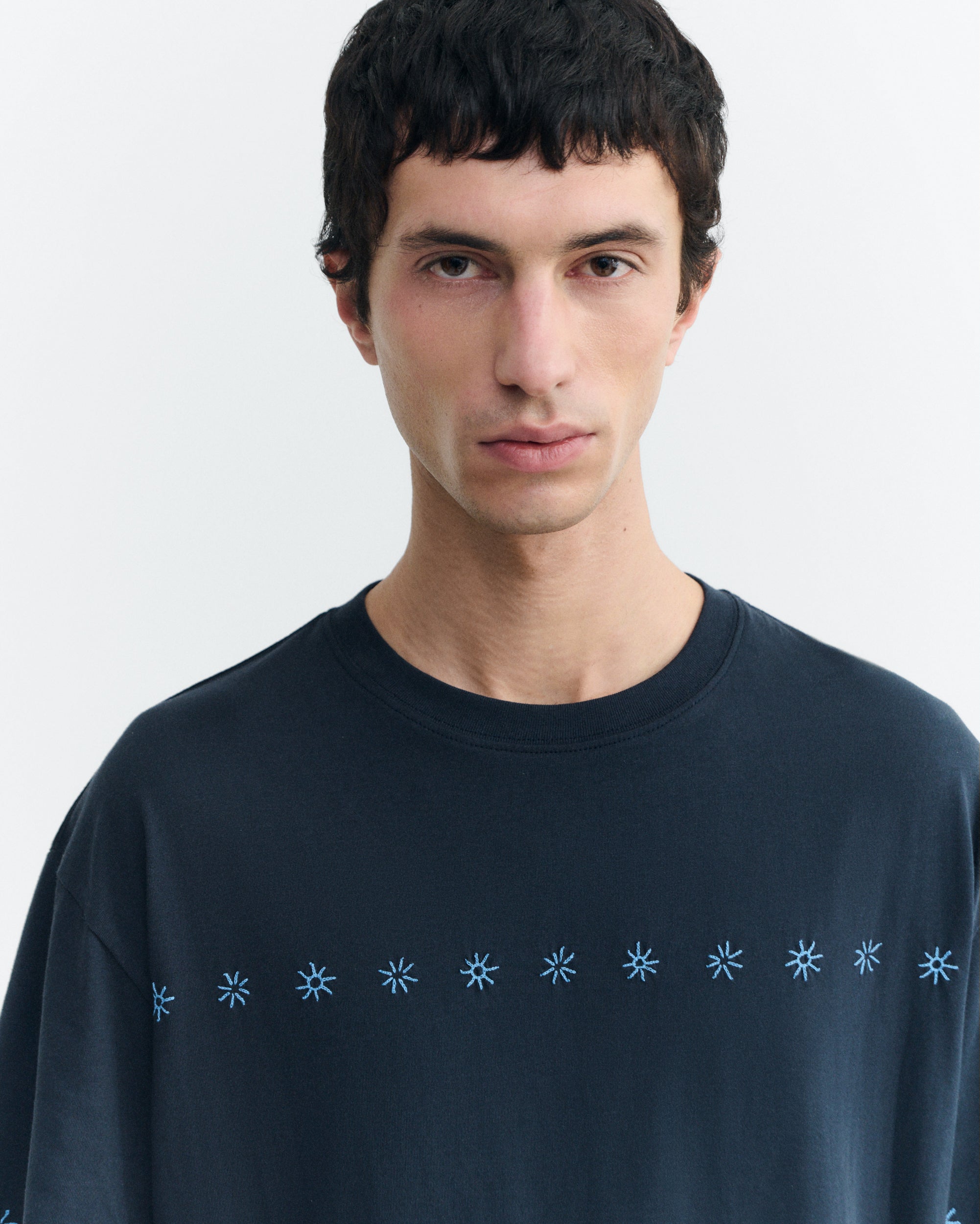 アーロン刺繍入りネイビーTシャツ – THINKING MU APAC