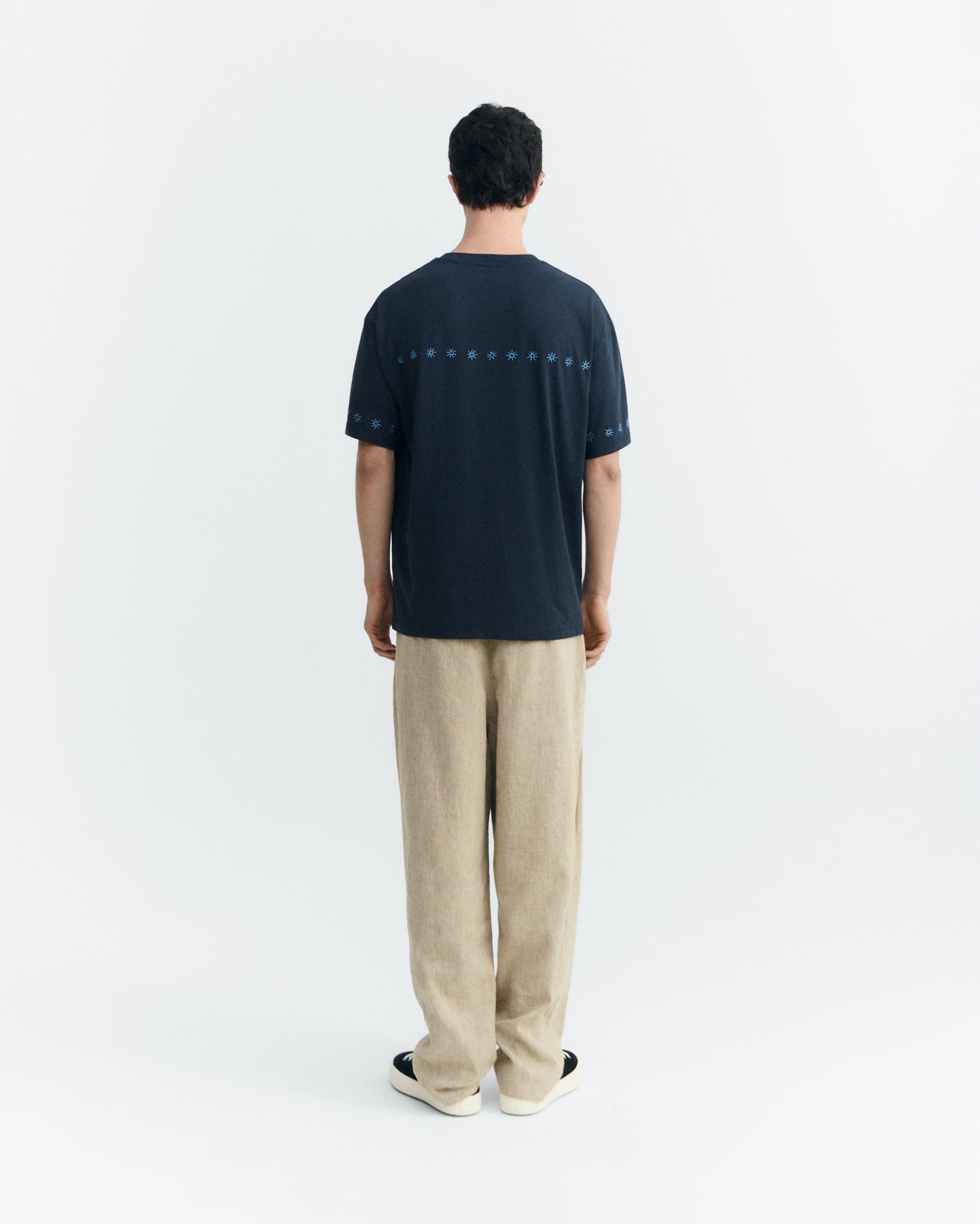 アーロン刺繍入りネイビーTシャツ – THINKING MU APAC