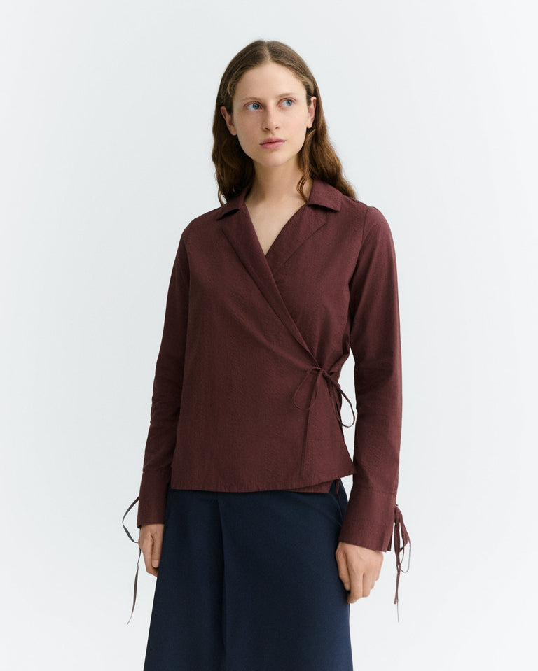 Blusa cruzada seersucker rojo vino Lenie sostenible - 2