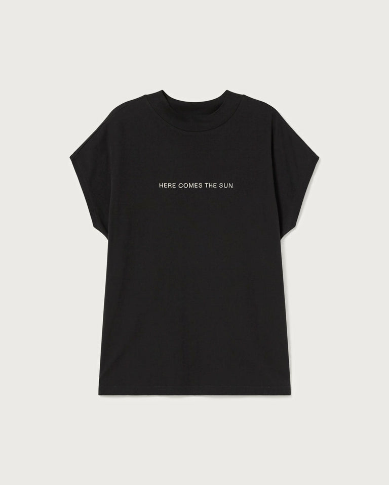 Camiseta negra Here comes the sun sostenible  - silueta 1