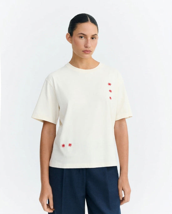 Camiseta bordada a mano sole mio Lucia