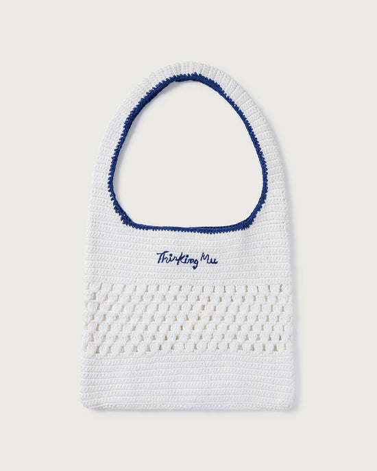 白いかぎ針編みのバッグ、手編み