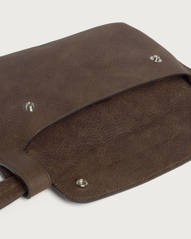 Riñonera marrón piel Brick sostenible - silueta 4